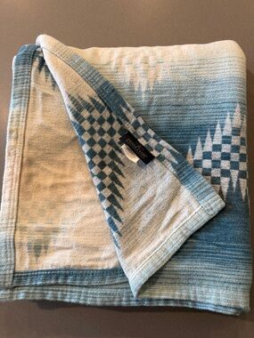 Pendleton Blue and Cream Geometric Basket Weave  Throw Blanket